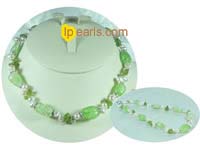 white side-dirlled freshwater pearl necklace with green cryatal