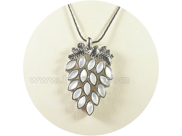 2.5*4cm white color grape shape jade pendant