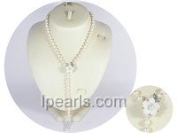 Charming jewelry pearl necklace with flower clasp