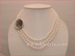 Luxurious akoya pearl jewelry necklace