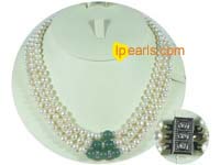 6-7mm freshwater pearl necklace with 8mm jade in the centre