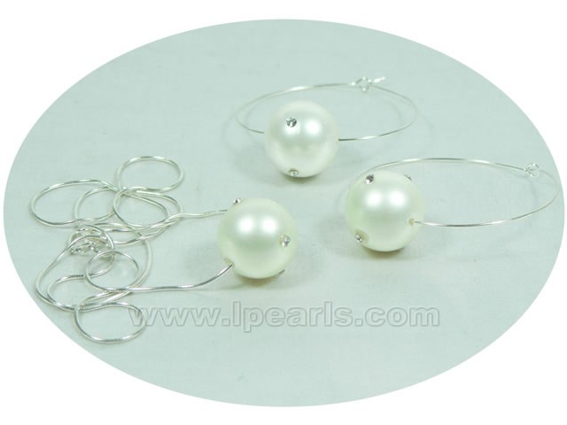 white round shell pearl pendant and hoop earrings